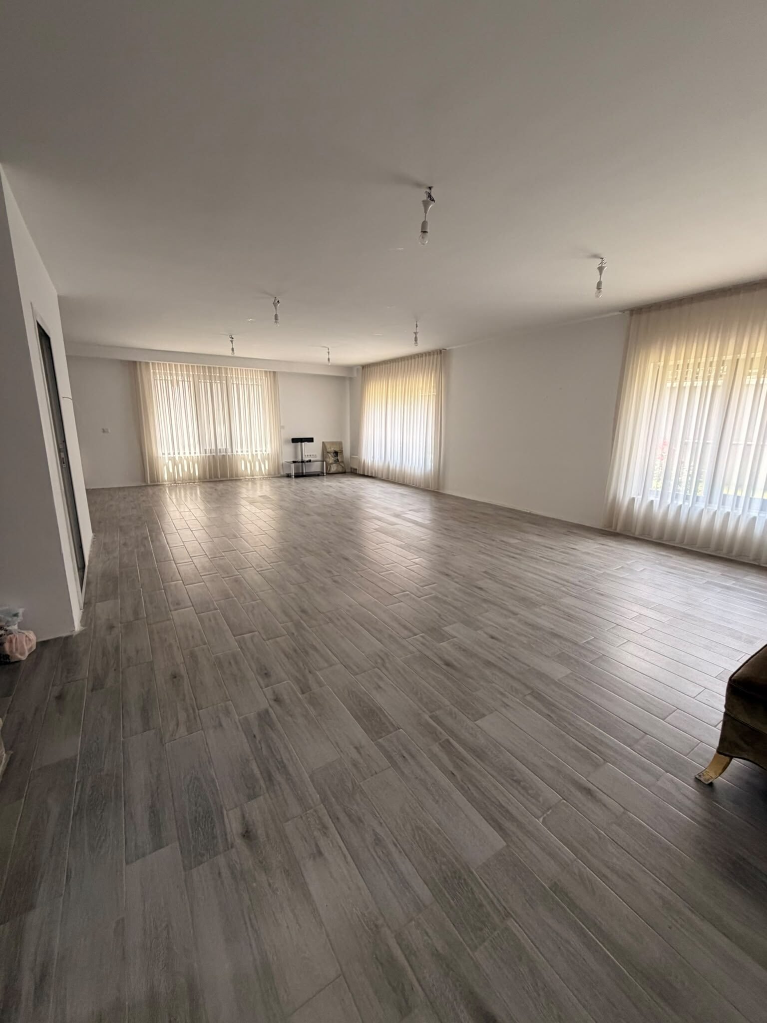 Çankaya Angora Bulvarı Cepheli Satılık Müstakil Villa, Bahçe katı salonu