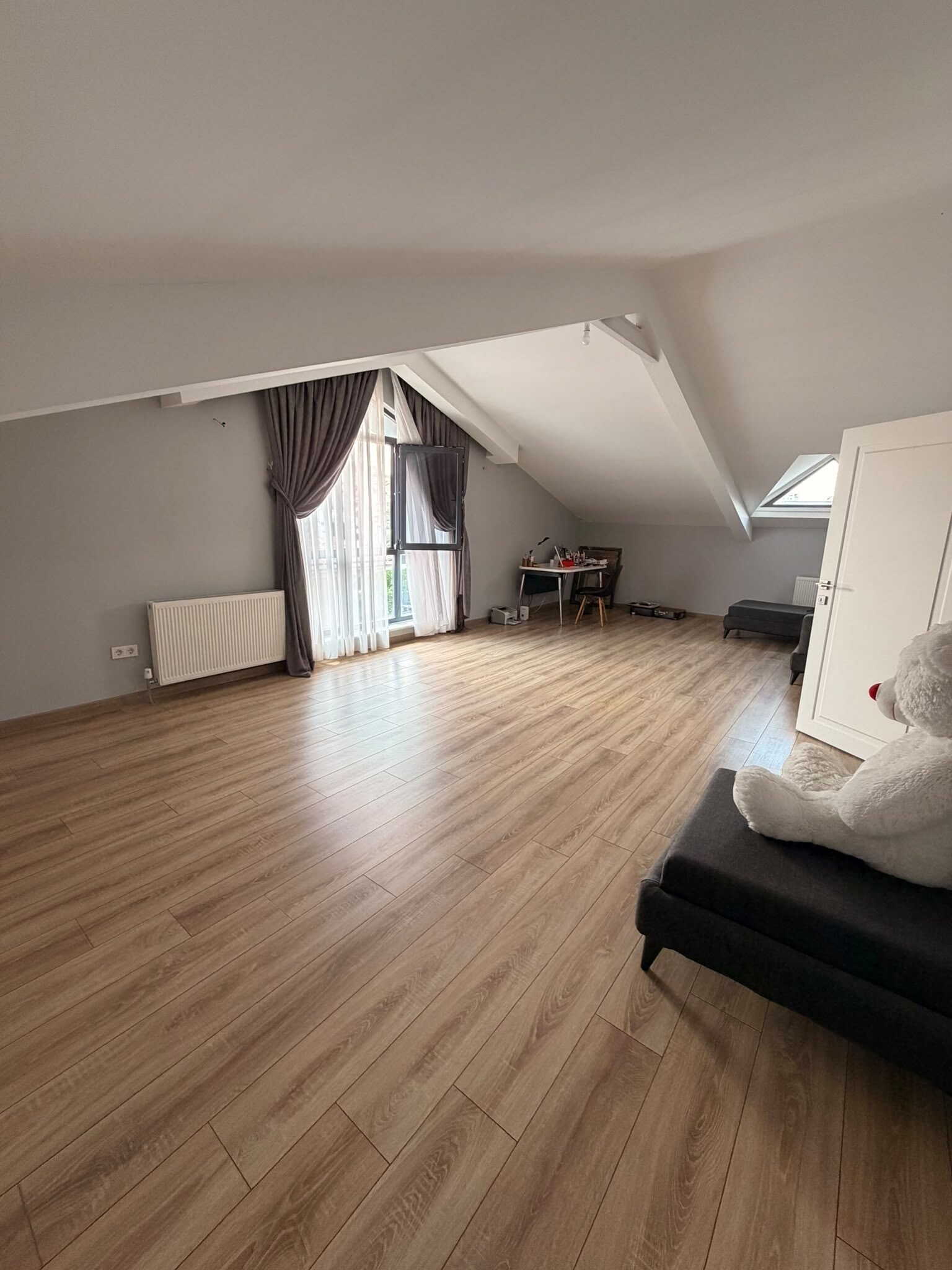 Çankaya Angora Bulvarı Cepheli Satılık Müstakil Villa, Çatı katı salonu