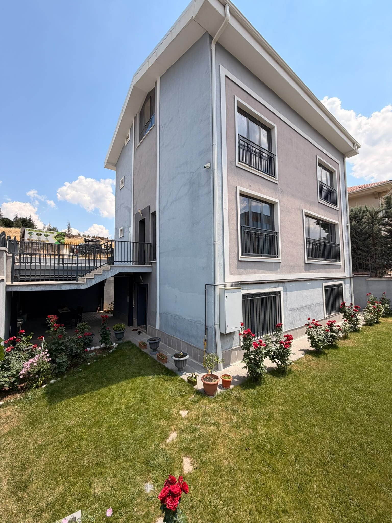 Çankaya Angora Bulvarı Cepheli Satılık Müstakil Villa, Dış cephe ve bahçe
