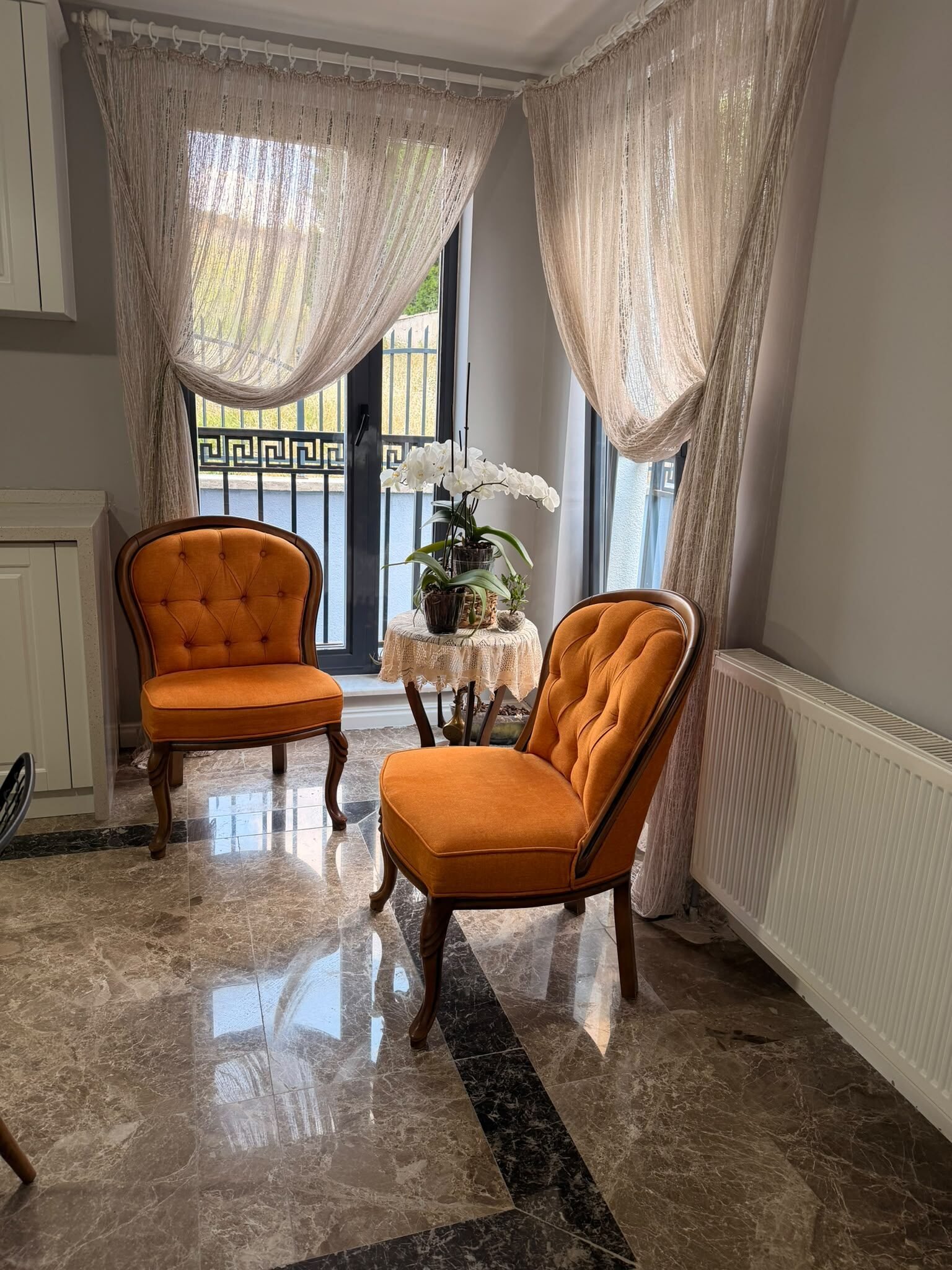 Çankaya Angora Bulvarı Cepheli Satılık Müstakil Villa, Giriş katı oturma köşesi