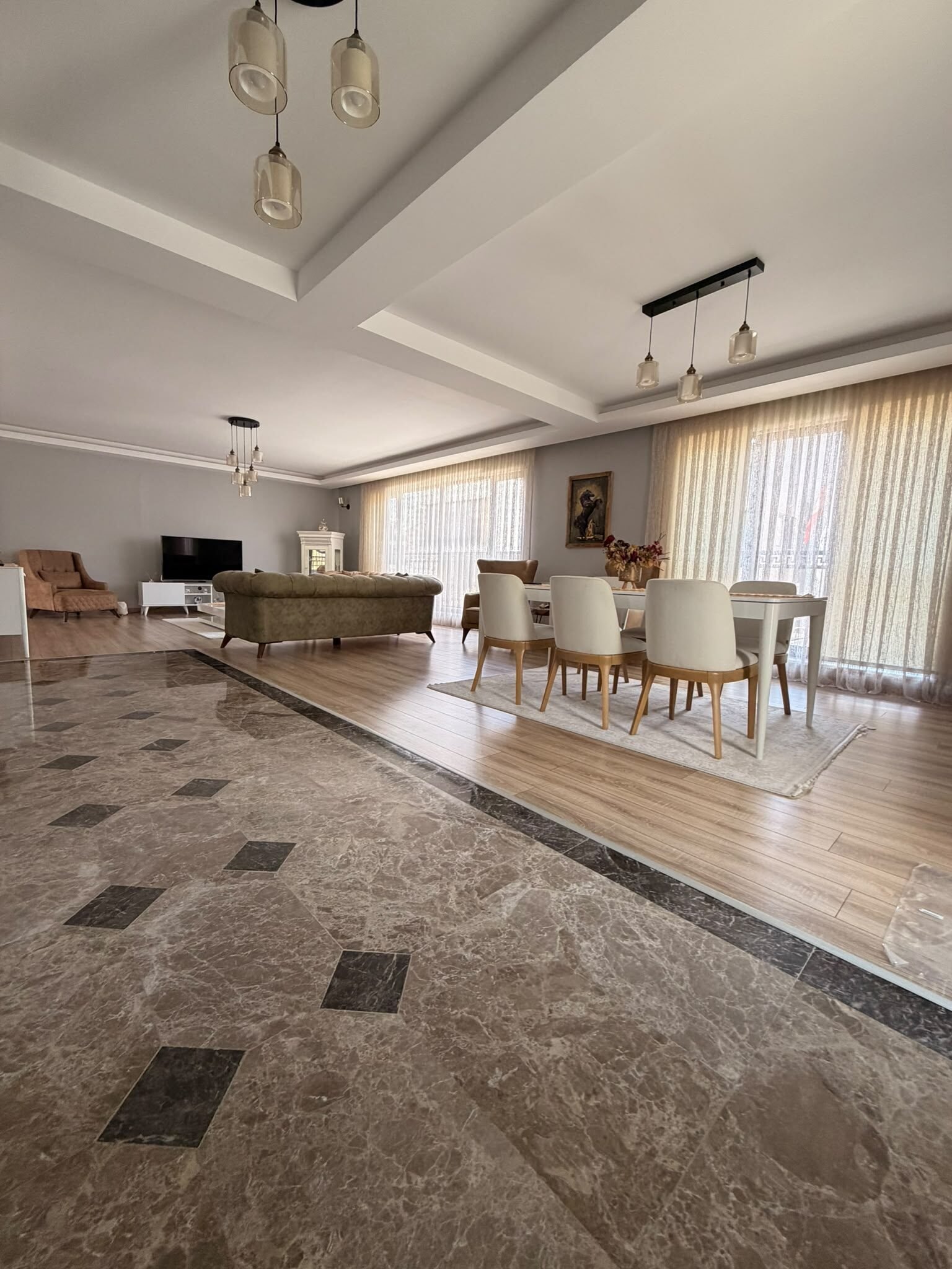 Çankaya Angora Bulvarı Cepheli Satılık Müstakil Villa, Salon ve yemek alanı