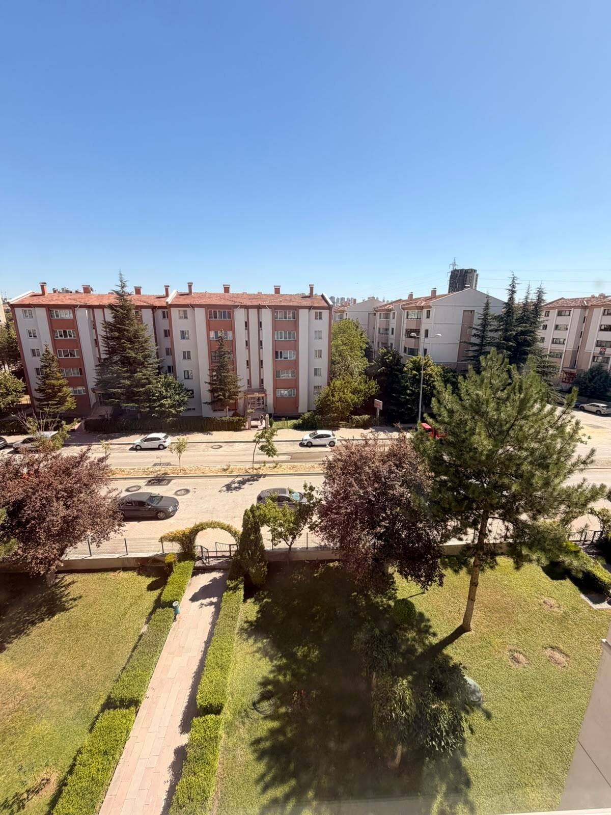 Çayyolu Merkezde Berrak Sitesi'nde Koru Metroya Yürüme Mesafesinde 3+1 Satılık Daire, Site bahçesi ve cadde manzarası