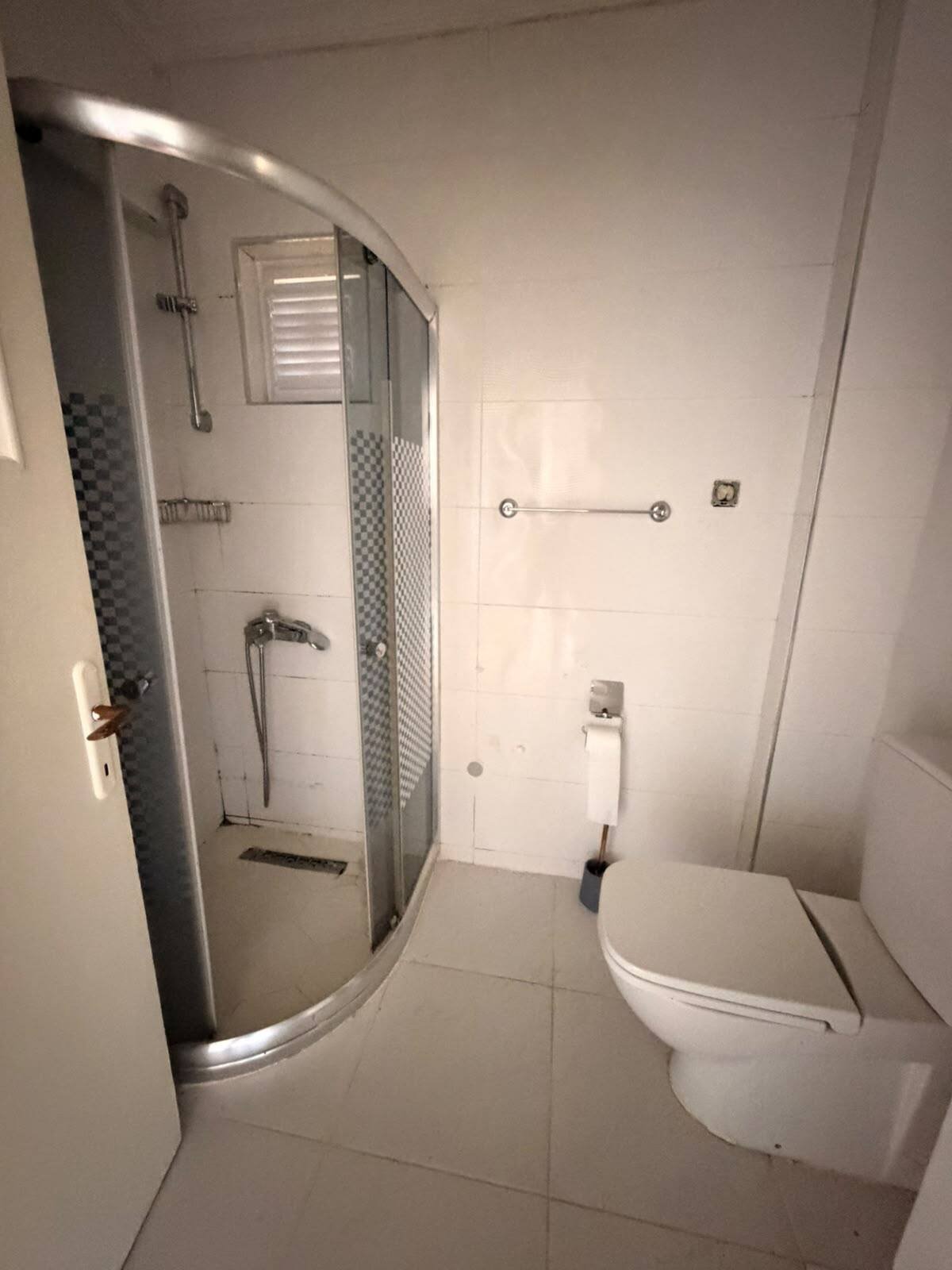 Çayyolu Merkezde Berrak Sitesi'nde Koru Metroya Yürüme Mesafesinde 3+1 Satılık Daire, Banyo, duşakabin