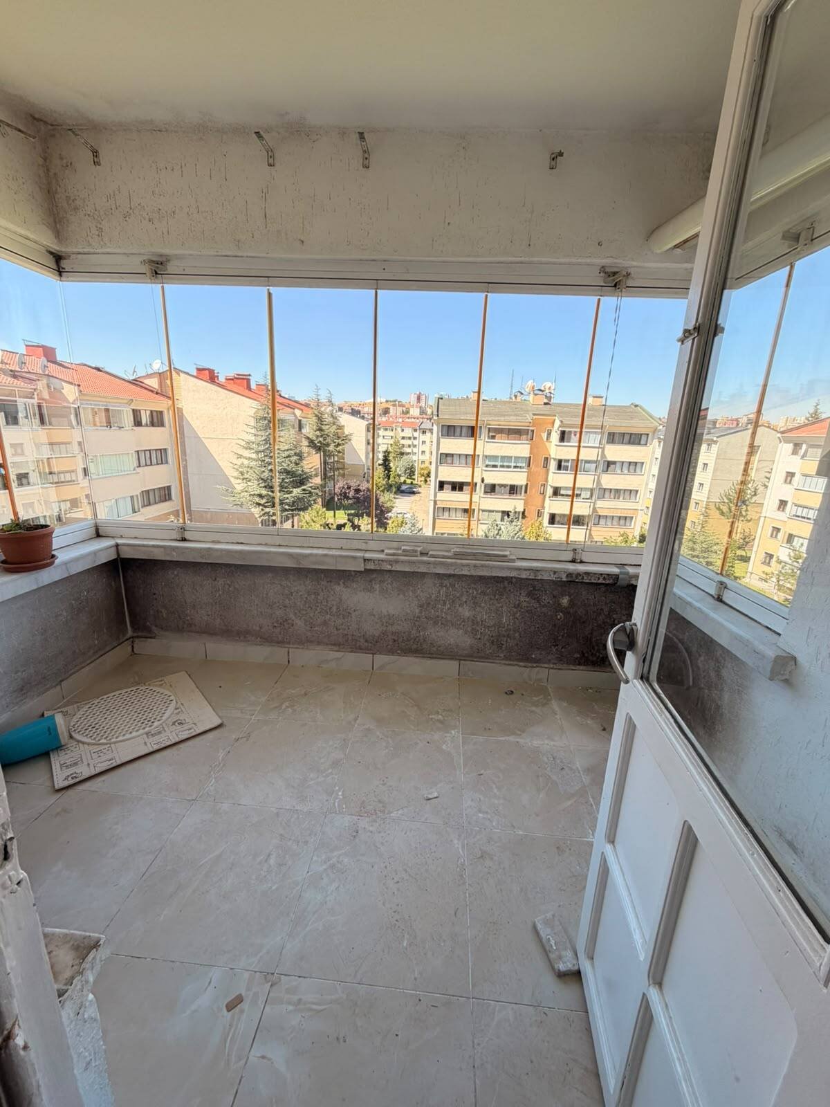 Çayyolu Merkezde Berrak Sitesi'nde Koru Metroya Yürüme Mesafesinde 3+1 Satılık Daire, Kapalı balkon