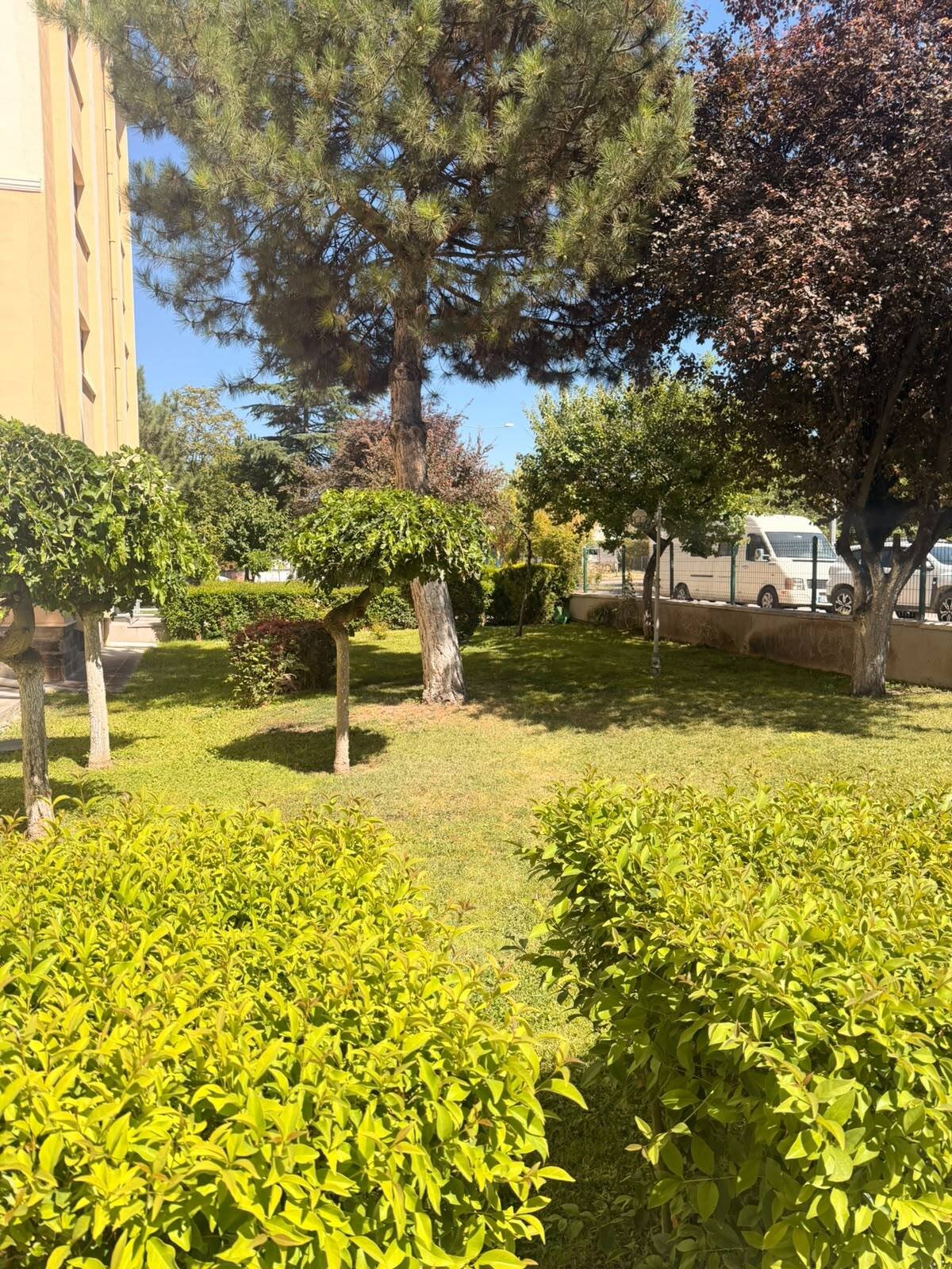 Çayyolu Merkezde Berrak Sitesi'nde Koru Metroya Yürüme Mesafesinde 3+1 Satılık Daire, Site bahçesi