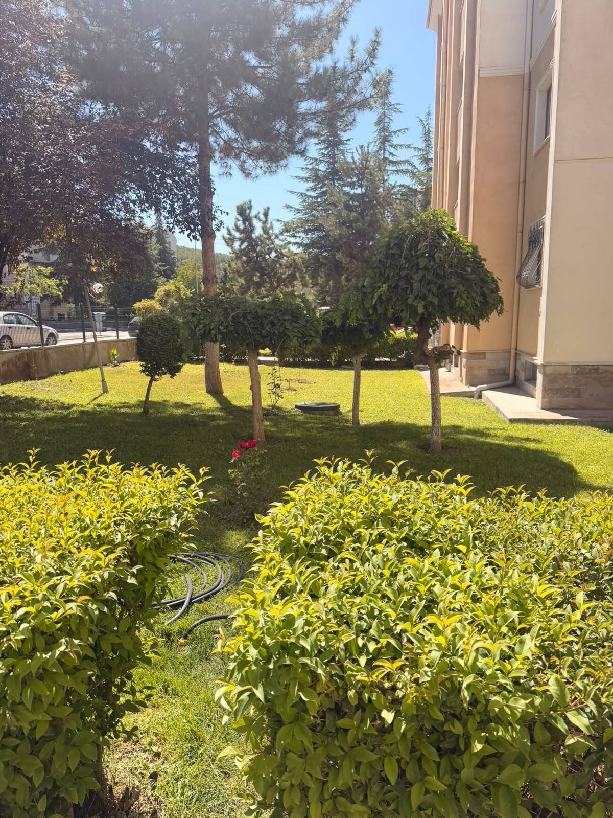Çayyolu Merkezde Berrak Sitesi'nde Koru Metroya Yürüme Mesafesinde 3+1 Satılık Daire, Site bahçesi