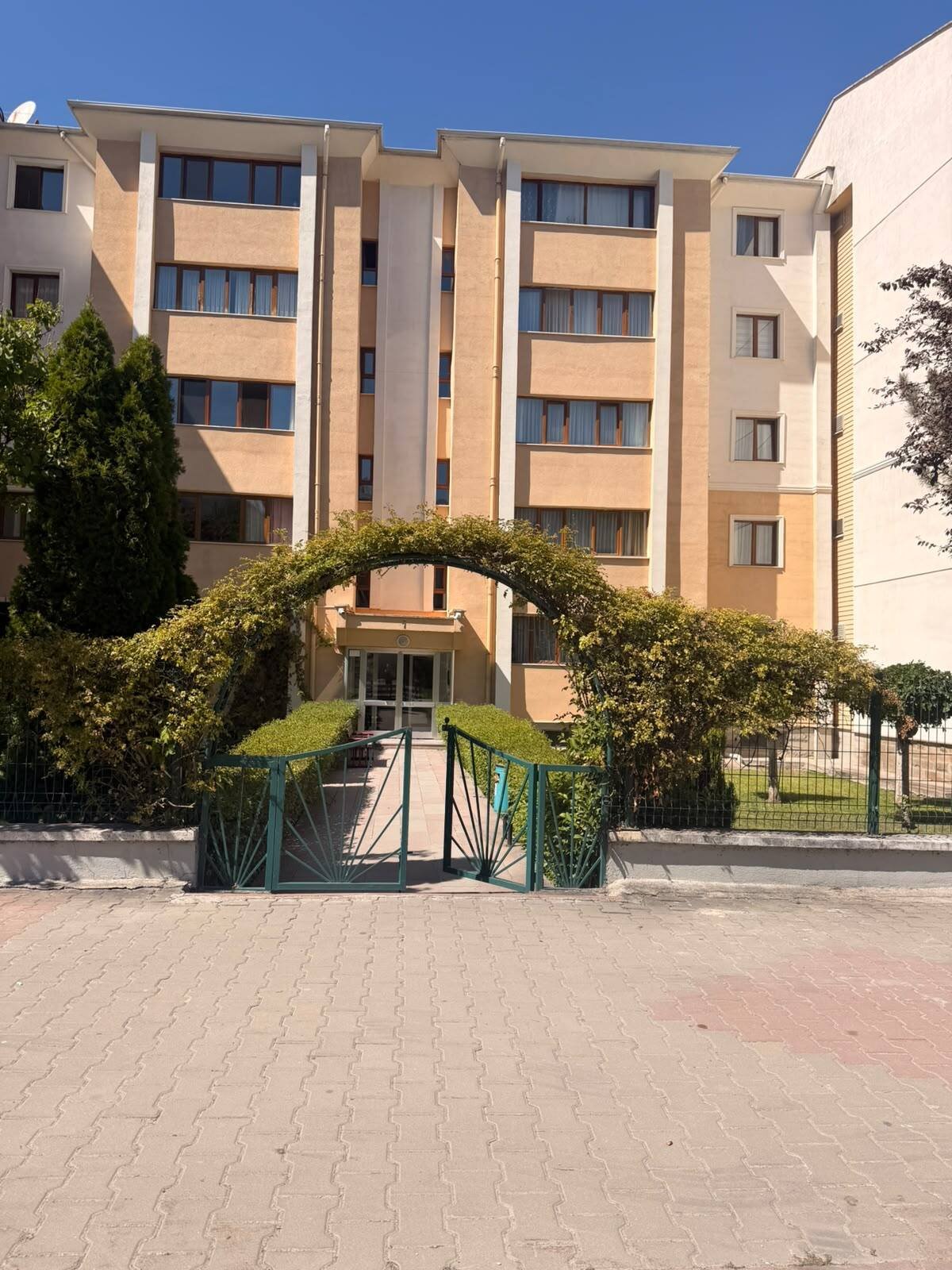 Çayyolu Merkezde Berrak Sitesi'nde Koru Metroya Yürüme Mesafesinde 3+1 Satılık Daire, Site girişi