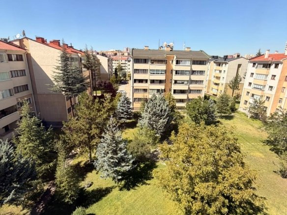 Çayyolu Merkezde Berrak Sitesi'nde Koru Metroya Yürüme Mesafesinde 3+1 Satılık Daire, Site içine bakan yeşil alan manzarası