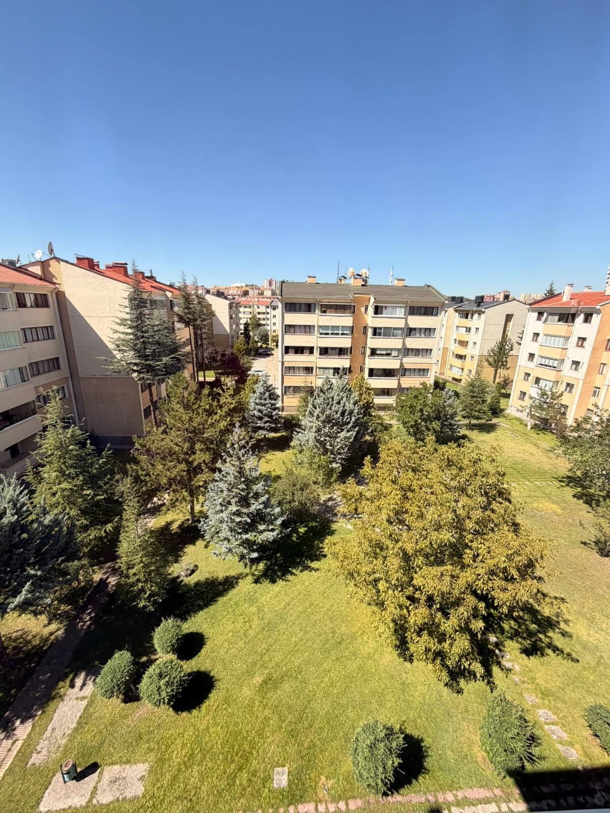 Çayyolu Merkezde Berrak Sitesi'nde Koru Metroya Yürüme Mesafesinde 3+1 Satılık Daire, Site içine bakan yeşil alan manzarası