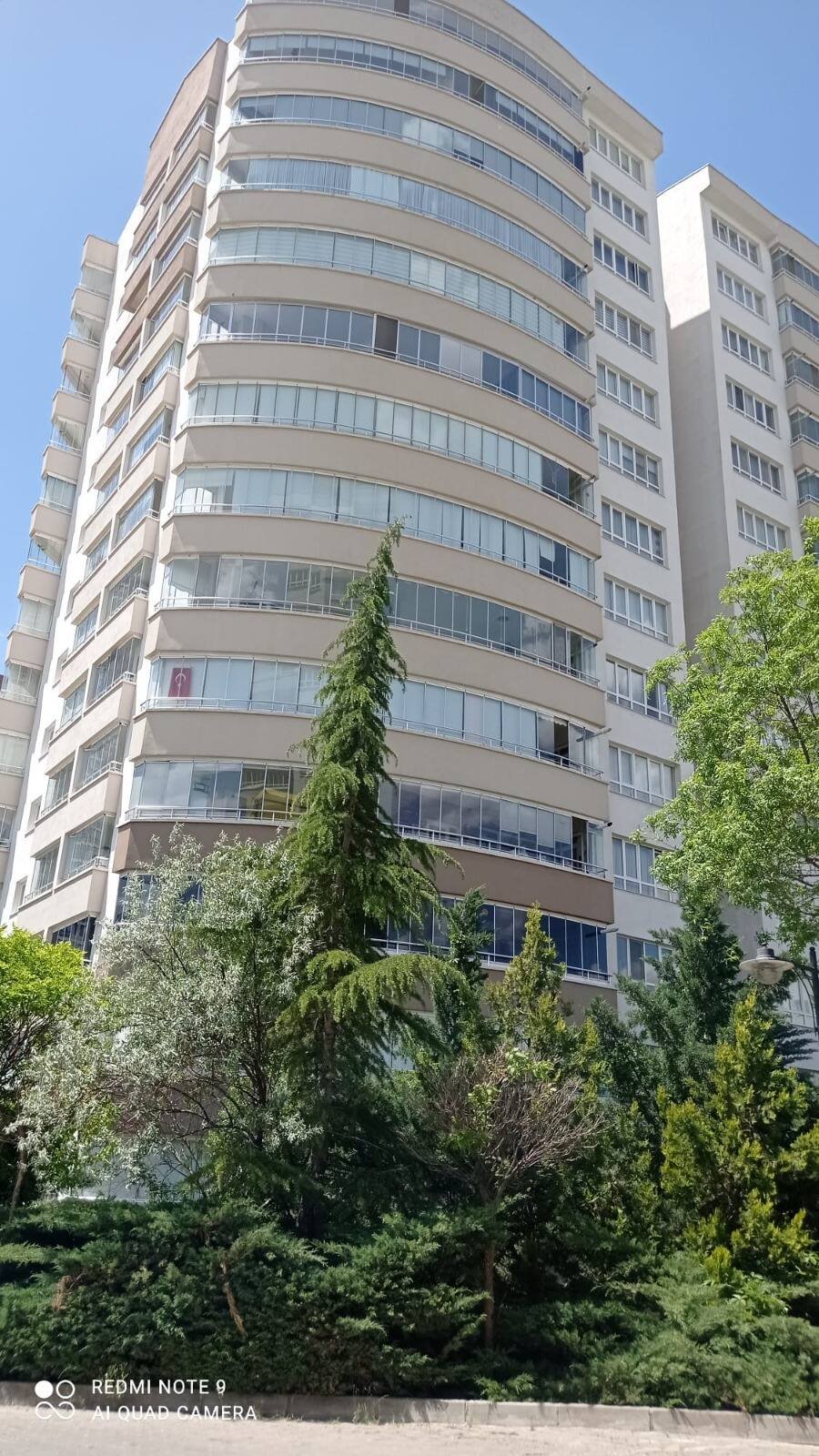 Yaşamkent Başkent 1 Sitesi’nde 13. Kat 4+1, Merkezi Konum ve Çift Balkonlu Ferah Daire, Bina ve site bahçesi Yaşamkent Başkent 1 Sitesi'nde 13. Kat 4+1, Merkezi Konum ve Çift Balkonlu Ferah Daire, Bina ve site bahçesi