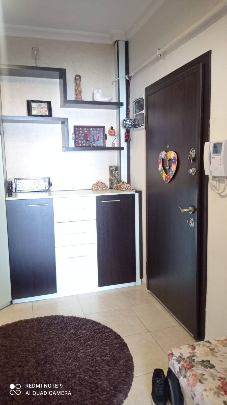 Yaşamkent Başkent 1 Sitesi’nde 13. Kat 4+1, Merkezi Konum ve Çift Balkonlu Ferah Daire, Giriş holü, daire kapısı Yaşamkent Başkent 1 Sitesi'nde 13. Kat 4+1, Merkezi Konum ve Çift Balkonlu Ferah Daire, Giriş holü, daire kapısı