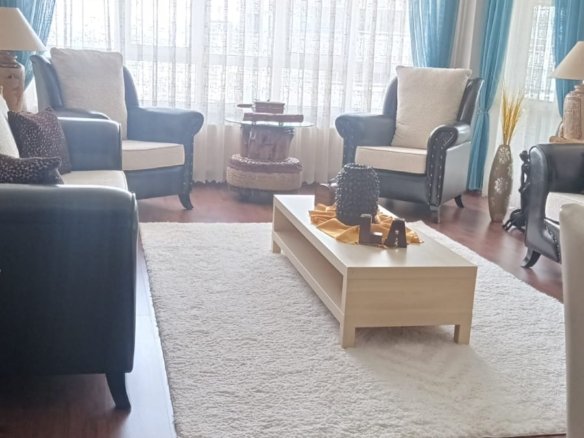 Yaşamkent Başkent 1 Sitesi'nde 13. Kat 4+1, Merkezi Konum ve Çift Balkonlu Ferah Daire, Salon